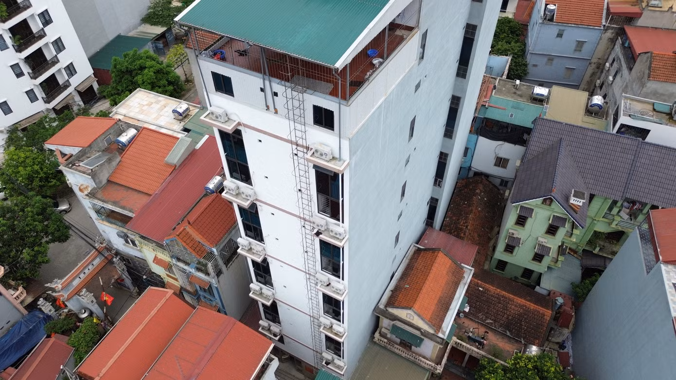 Bên ngoài tòa nhà cũng đã được lắp đặt thang thoát hiểm thứ hai. Tuy nhiên, với chiều cao và cách lắp thang như trên, khi xảy ra hỏa hoạn, người dân có đủ can đảm để trèo thang thoát hiểm này không. Bên ngoài tòa nhà cũng đã được lắp đặt thang thoát hiểm thứ hai. Tuy nhiên, với chiều cao và cách lắp thang như trên, khi xảy ra hỏa hoạn, người dân có đủ can đảm để trèo thang thoát hiểm này không.