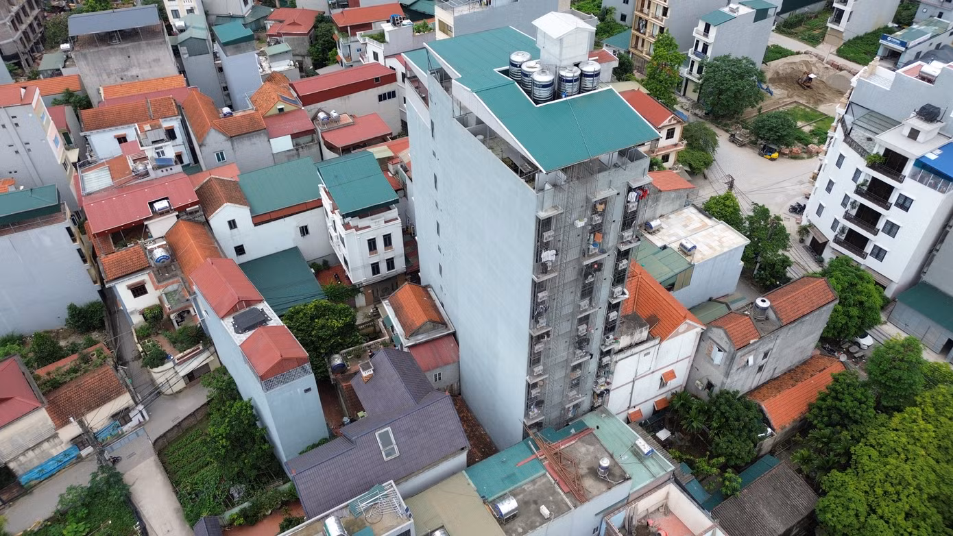 Công trình có chiều cao nổi trội so với các căn nhà trên cùng khu vực. Công trình có chiều cao nổi trội so với các căn nhà trên cùng khu vực.