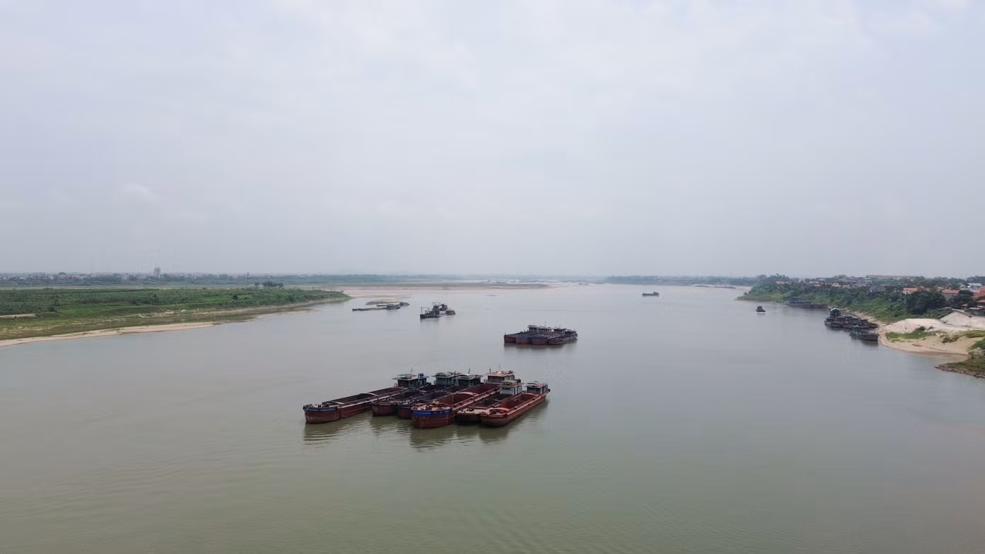 Theo UBND xã Phong Vân (huyện Ba Vì), tình trạng khai thác cát trên địa bàn tỉnh Phú Thọ gây sạt lở bờ sông trên địa bàn xã kéo dài từ nhiều năm qua. Tuy nhiên, từ cuối năm 2023 đến nay, đã xảy ra tình trạng nứt, lún nhà dân tại khu vực thôn Vân Nội.