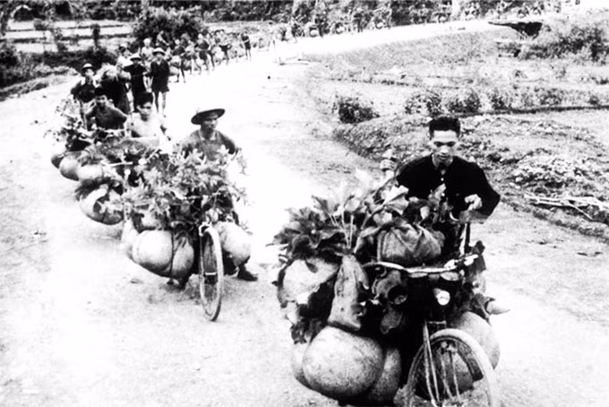 Lực lượng thanh niên xung phong, dân công hỏa tuyến từ các tỉnh Thanh Hóa, Nghệ An, Hà Tĩnh, Quảng Bình... vận chuyển lương thực, thực phẩm hỗ trợ cho chiến trường Điện Biên Phủ.