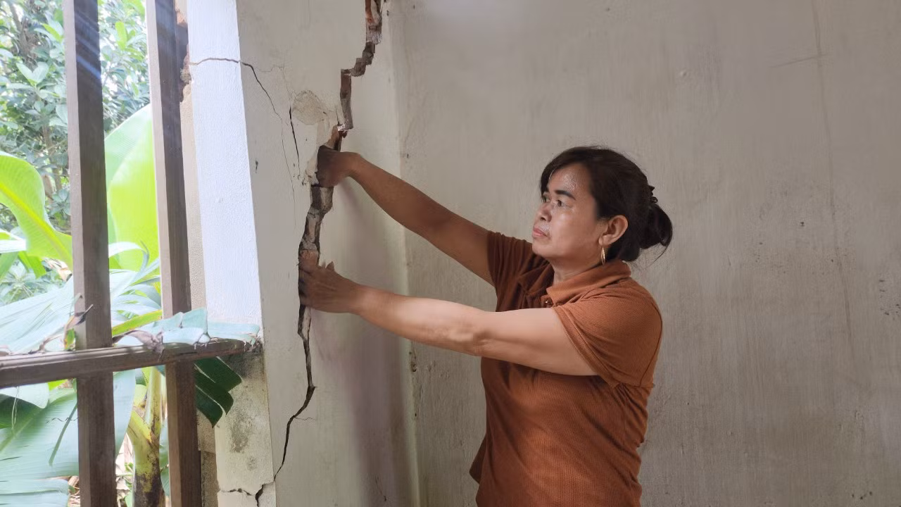 Việc khai thác cát đã làm nhiều nhà dân còn bị nứt, lún.
