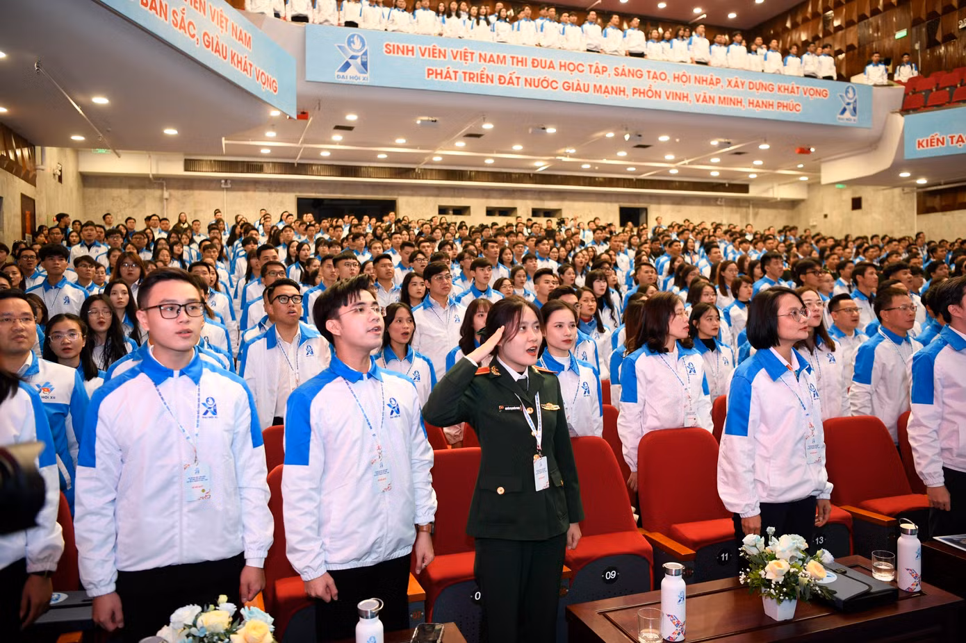 Các đại biểu thực hiện nghi lễ chào cờ tại phiên khai mạc Đại hội đại biểu toàn quốc Hội Sinh viên Việt Nam lần thứ XI nhiệm kỳ 2023 - 2028. Ảnh: Như Ý - Trọng Tài