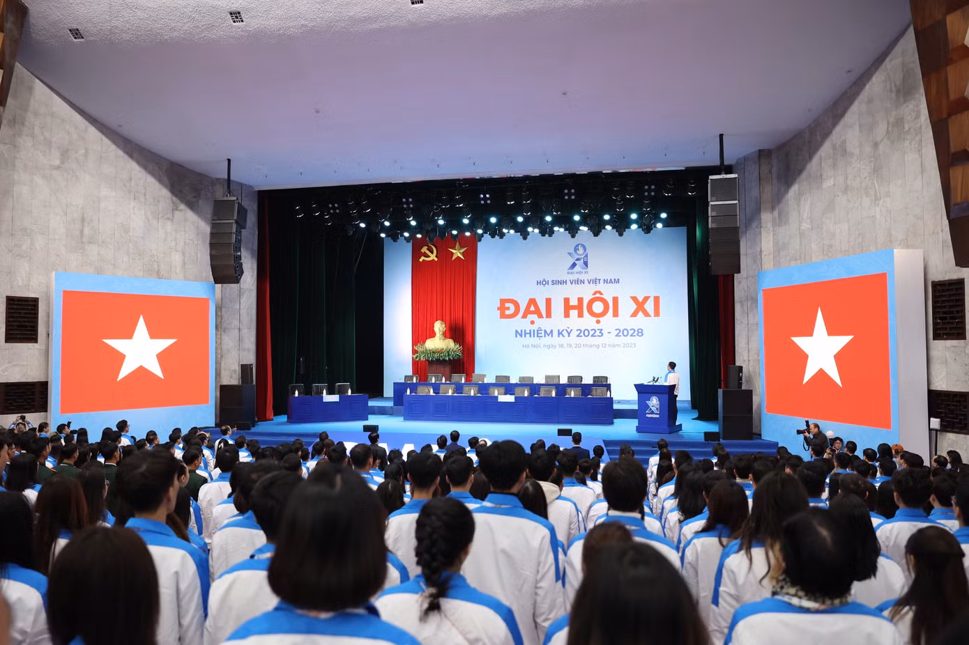 Các đại biểu thực hiện nghi lễ chào cờ tại phiên khai mạc Đại hội đại biểu toàn quốc Hội Sinh viên Việt Nam lần thứ XI nhiệm kỳ 2023 - 2028. Ảnh: Như Ý - Trọng Tài
