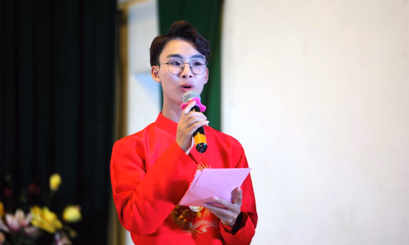 Tạ Văn Nam là MC trong nhiều chương trình của nhà trường. Ảnh: NVCC