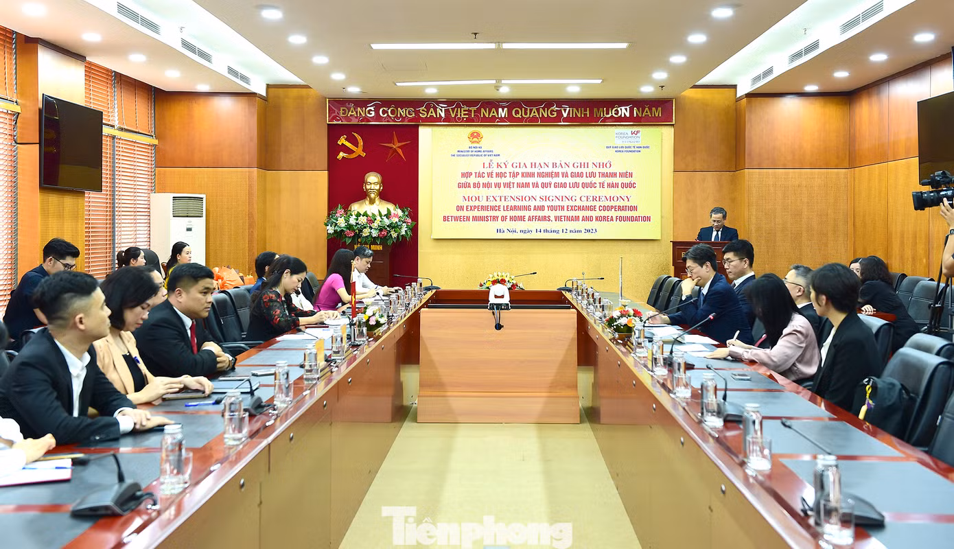 Quang cảnh lễ ký kết gia hạn Bản ghi nhớ hợp tác giữa Bộ Nội vụ và Quỹ Giao lưu Quốc tế Hàn Quốc. Ảnh: Xuân Tùng