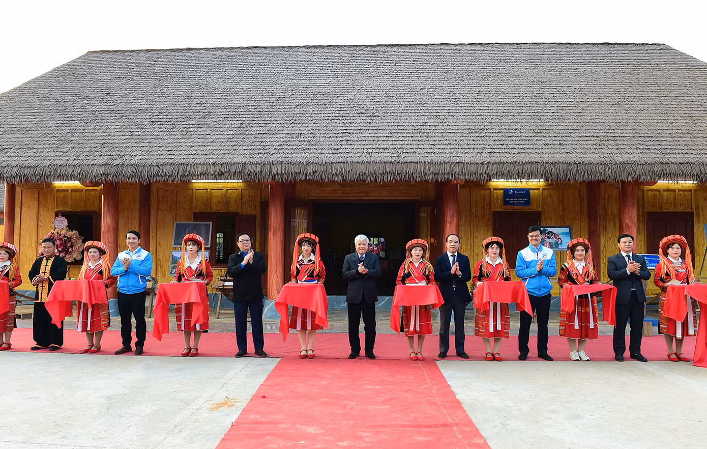 Những ngày cuối tháng 12 này, đồng bào dân tộc Pà Thẻn ở xã Hồng Quang (huyện Lâm Bình, tỉnh Tuyên Quang) đón nhận công trình Nhà văn hóa cộng đồng được khánh thành và đi vào hoạt động. Đây là công trình gắn với chương trình "Những bước chân vì cộng đồng" do T.Ư Hội LHTN Việt Nam và Ngân hàng Sacombank phối hợp triển khai, cùng sự chung tay của UBND huyện Lâm Bình. Ảnh: Xuân Tùng