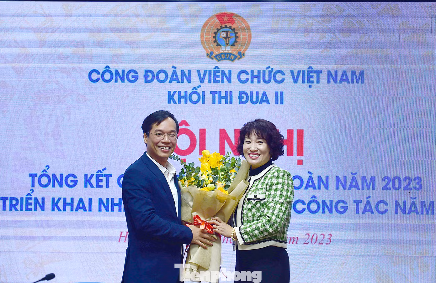 Dịp này, Công đoàn cơ quan T.Ư Đoàn đã chuyển giao nhiệm vụ Trưởng Khối thi đua II đối với Công đoàn cơ quan Ủy ban T.Ư MTTQ Việt Nam. Ảnh: Xuân Tùng