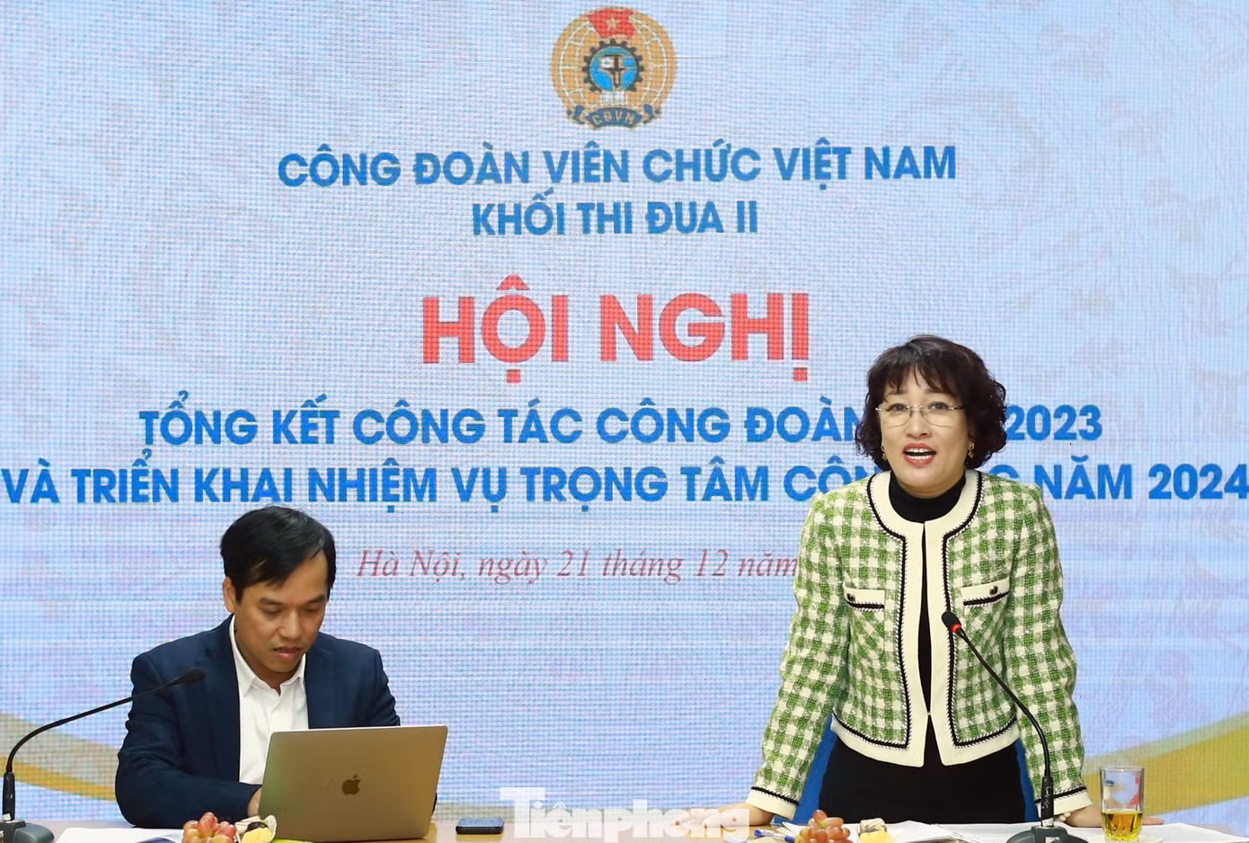 Chị Lê Hồng Hạnh - Chủ tịch Công đoàn cơ quan T.Ư Đoàn, Trưởng Khối thi đua II phát biểu tại chương trình. Ảnh: Vương Anh