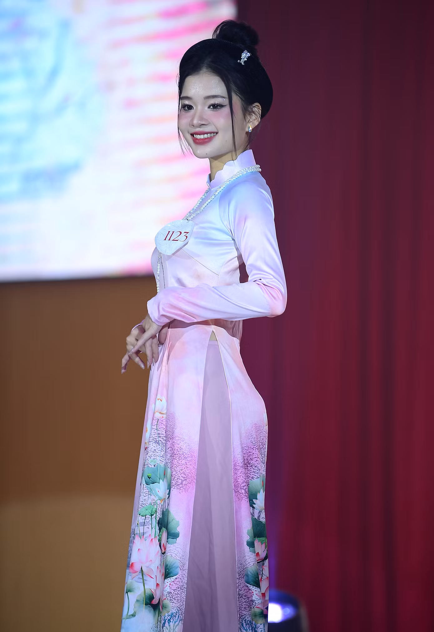 Top 5 thí sinh xuất sắc nhất tại các phần thi bước tiếp vào phần thi ứng xử. Qua đó, Ban Giám khảo sẽ xét chọn trao danh hiệu Hoa khôi, Á khôi 1, Á khôi 2 Sinh viên Miền Bắc - Cuộc thi Hoa khôi sinh viên Việt Nam năm 2023. Ảnh: Xuân Tùng Top 5 thí sinh xuất sắc nhất tại các phần thi bước tiếp vào phần thi ứng xử. Qua đó, Ban Giám khảo sẽ xét chọn trao danh hiệu Hoa khôi, Á khôi 1, Á khôi 2 Sinh viên Miền Bắc - Cuộc thi Hoa khôi sinh viên Việt Nam năm 2023. Ảnh: Xuân Tùng