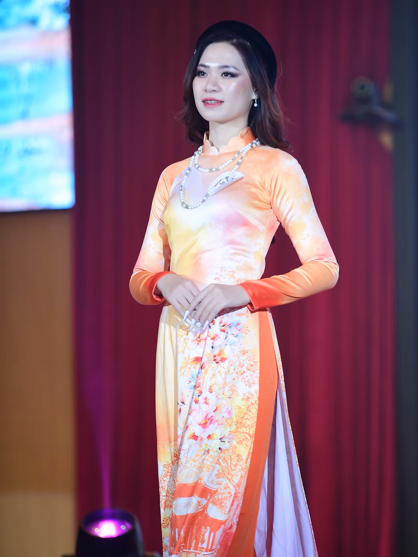 Các thí sinh thể hiện kỹ năng trình diễn trên sân khấu với trang phục áo dài trong đêm Chung kết khu vực miền Bắc. Các thí sinh thể hiện kỹ năng trình diễn trên sân khấu với trang phục áo dài trong đêm Chung kết khu vực miền Bắc.