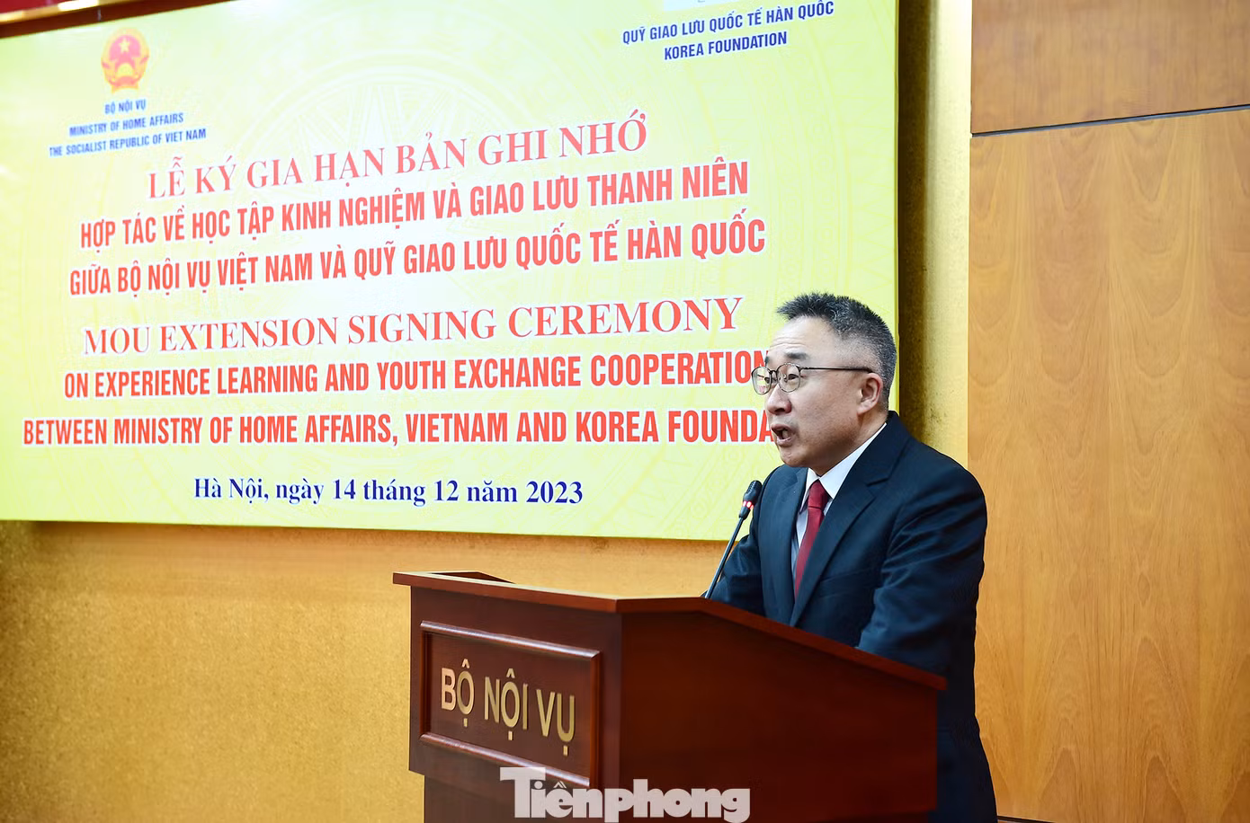 Ông Lee In-hyuck - Giám đốc Trung tâm Văn hóa ASEAN (trực thuộc Quỹ Giao lưu quốc tế Hàn Quốc) phát biểu tại chương trình. Ảnh: Xuân Tùng