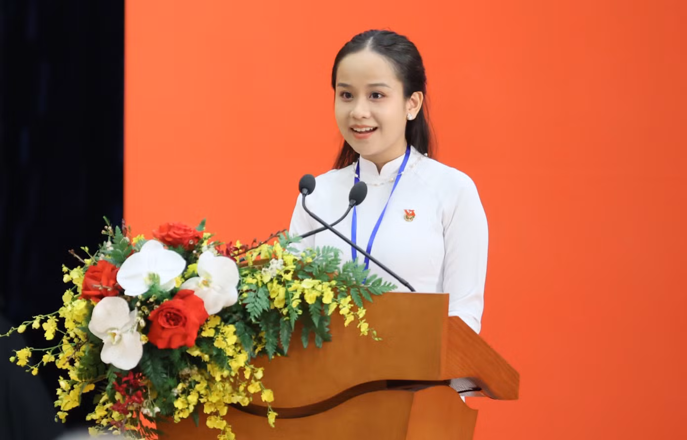 Nữ sinh Lê Nguyệt Quỳnh đại diện thế hệ trẻ Việt Nam phát biểu trong chương trình. (Ảnh: Trọng Tài)