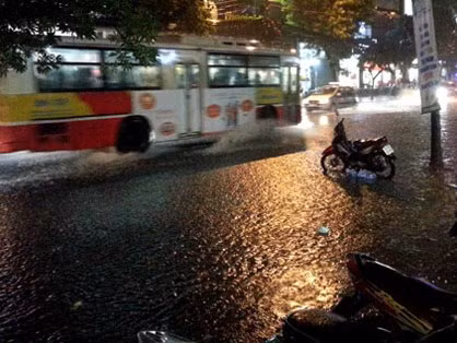 Cơn mưa tối 7/6 khiến đường Thái Hà ở Hà Nội bị ngập.