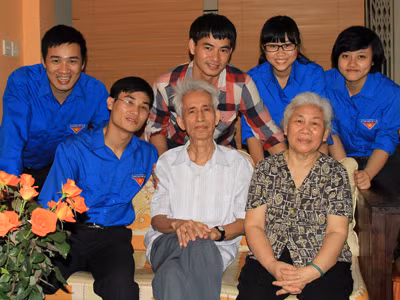 Diễn viên Xuân Bắc cùng đại diện T.Ư Đoàn, các bạn sinh viên tình nguyện đến thăm hỏi, động viên gia đình thân nhân của lính đảo Trường Sa tại Hà Nội. Ảnh: Trường Phong. Diễn viên Xuân Bắc cùng đại diện T.Ư Đoàn, các bạn sinh viên tình nguyện đến thăm hỏi, động viên gia đình thân nhân của lính đảo Trường Sa tại Hà Nội. Ảnh: Trường Phong