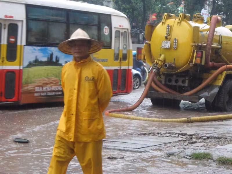 Đường phố Hà Nội ngập sau trận bão số 6 vừa qua