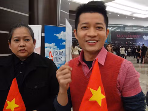 Mẹ của Trương Thị May và nhà thiết kế Thuận Việt cũng có mặt trong đêm chung kết để ủng hộ cô
