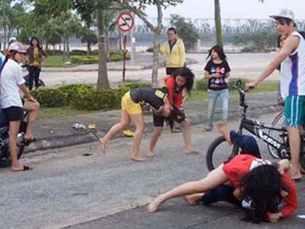 Một vụ nữ sinh đánh nhau ở Quảng Ngãi. Ảnh: Vietnamnet