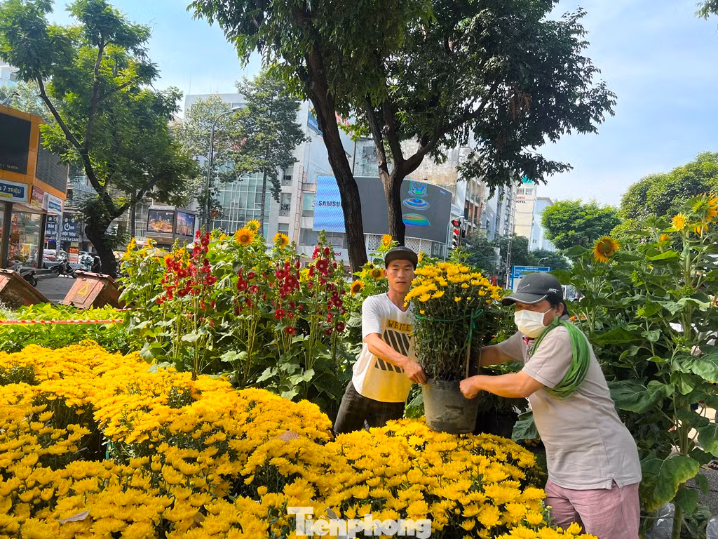 Bán được chậu hoa nào, tiểu thương mừng rơn.