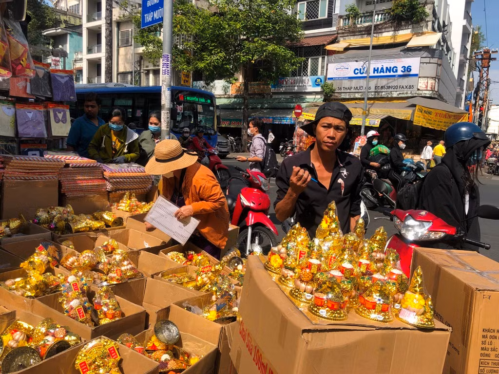 Tại các chợ cũng bày đủ các mặt hàng cúng nhân ngày ông Công ông Táo phục vụ người tiêu dùng. Sản phẩm năm nay có giá tương đương năm ngoái, từ 50.000-100.000 đồng/sản phẩm. Tuy nhiên người kinh doanh lo lắng khi sức mua không bằng mọi năm. Tại các chợ cũng bày đủ các mặt hàng cúng nhân ngày ông Công ông Táo phục vụ người tiêu dùng. Sản phẩm năm nay có giá tương đương năm ngoái, từ 50.000-100.000 đồng/sản phẩm. Tuy nhiên người kinh doanh lo lắng khi sức mua không bằng mọi năm.