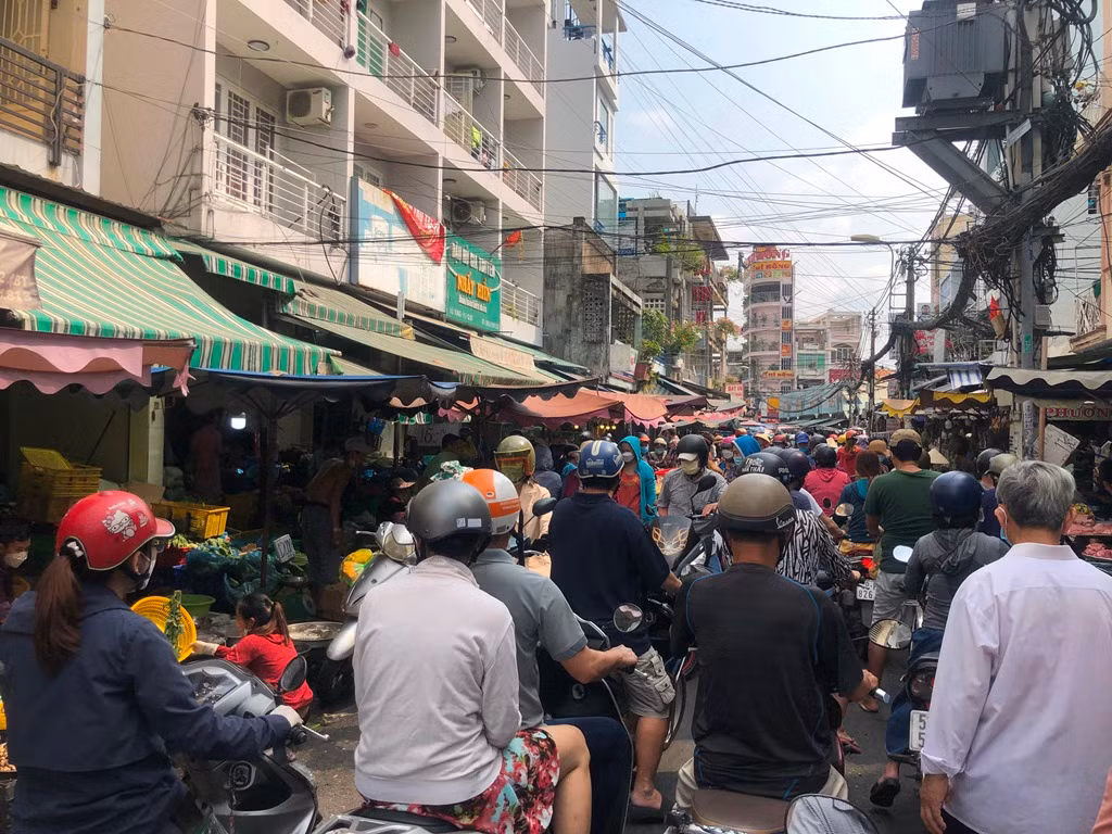 Mới hơn 7h sáng, các nẻo đường dẫn vào chợ đã đông nghịt người... Phiên chợ cuối năm ai cũng tất bật. Đa số các chợ sẽ nghỉ từ trưa 30 đến hết mùng 1 Tết. Từ mùng 2 Tết, chợ sẽ mở bán trở lại.