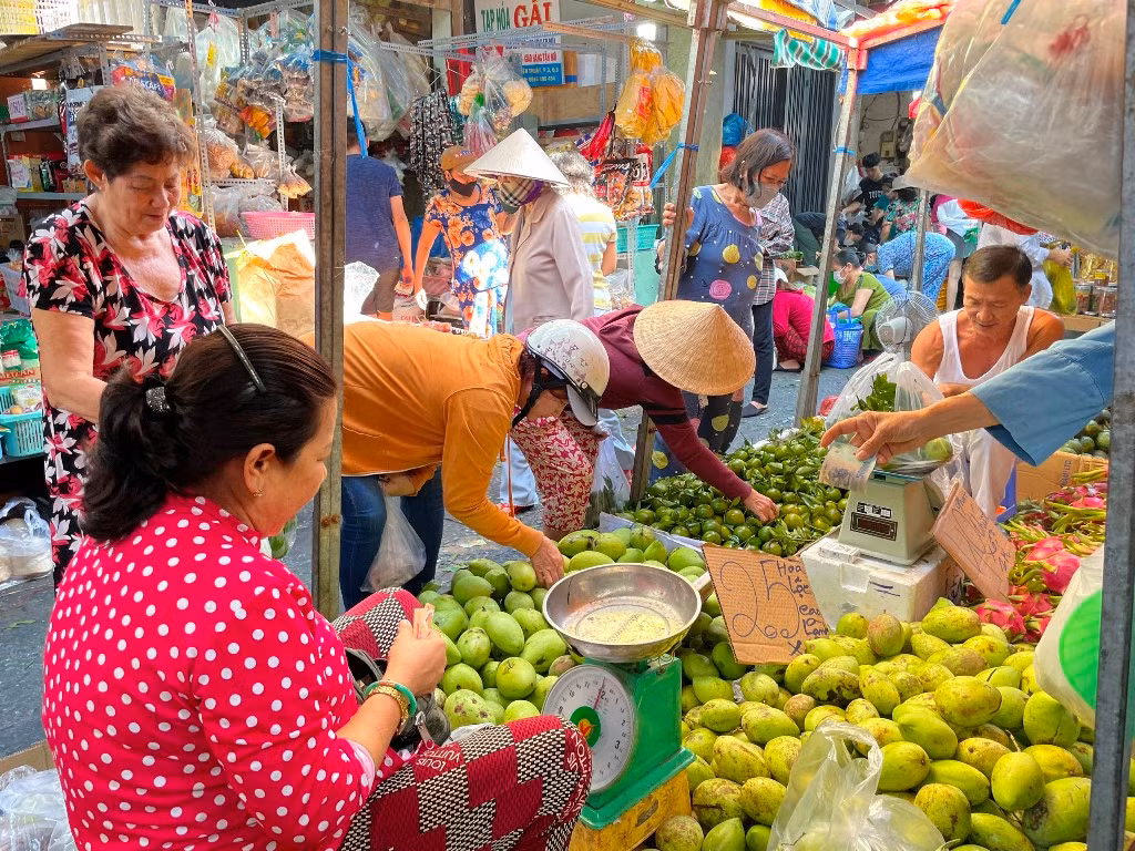 Tiểu thương niêm yết giá cụ thể để người bán dễ chọn mua.