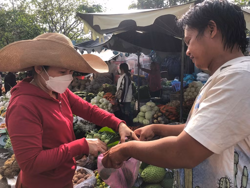Theo các tiểu thương, chợ chỉ bán đến giữa trưa rồi phải dọn dẹp, trả mặt bằng cho công nhân làm tổng vệ sinh nên ai cũng tranh thủ bán nhanh mua nhanh, không cò kè trả giá nữa.
