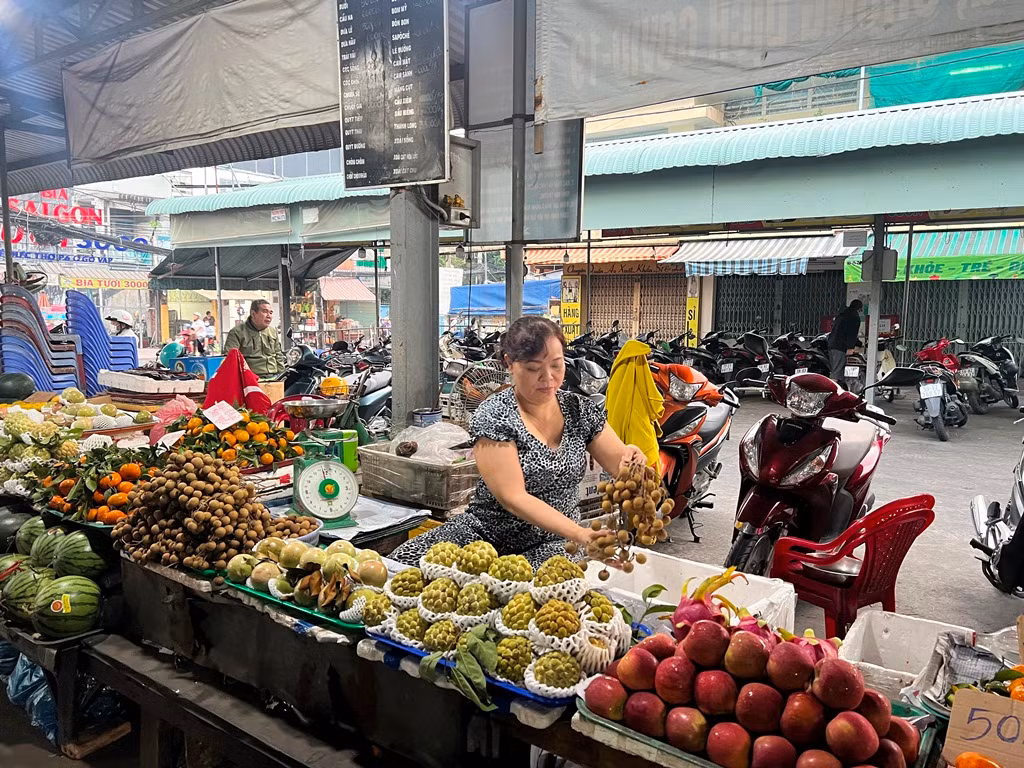 Trong phiên chợ cuối năm, các tiểu thương chọn những mặt hàng tươi ngon nhất để phục vụ người tiêu dùng.