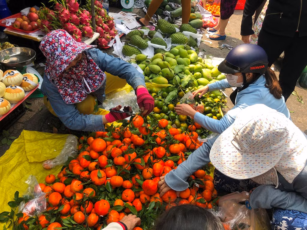 Tuy giá tăng cao nhưng khách mua tấp nập. "Mình chờ ngày cuối để mua trái cây cho tươi, không ngờ giá tăng quá cao nhưng vẫn phải phải mua để bày mâm ngũ quả" - chị Hương (ngụ đường Đinh Tiên Hoàng, quận Bình Thạnh) nói.