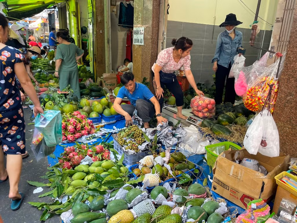 Tại chợ Bàn Cờ (quận 3), các loại trái cây cúng Tết đã gần hết. "Chúng tôi không nhập hàng nữa, bán sớm dọn hàng sớm còn về cúng kiếng đón ông bà. Giá cả tại đây ổn định như xoài cát 25.000 đồng/kg, thanh long 30.000 đồng/kg, quả sung 25.000 đồng/chùm..." - một tiểu thương cho hay.