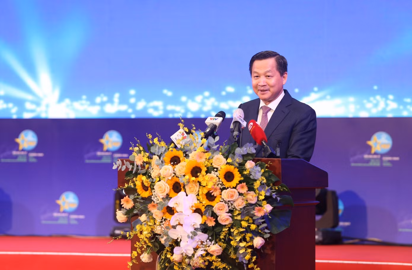 Phó Thủ tướng Lê Minh Khái. Phó Thủ tướng Lê Minh Khái.