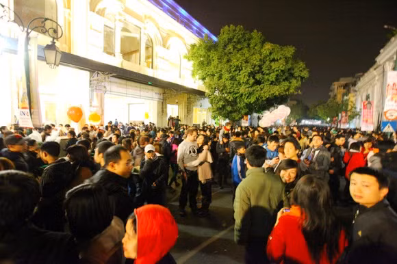 Những cái ôm, những nụ hôn là không thể thiếu trong thời khắc chuyển giao năm mới