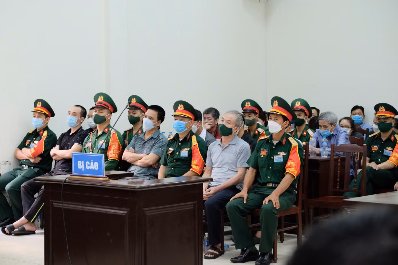 Ông Lê Văn Minh (tóc bạc) cùng nhóm bị cáo tại tòa. Ông Lê Văn Minh (tóc bạc) cùng nhóm bị cáo tại tòa.