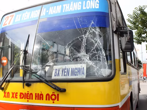 Kính trước xe buýt bị rạn vỡ sau va chạm