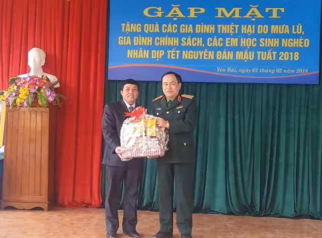 Học viện Hậu cần tặng quà Tết cho bà con vùng lũ Văn Chấn ảnh 2