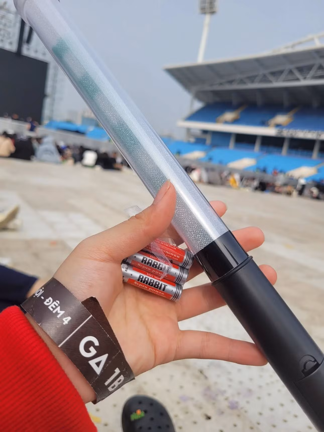 Theo nhiều người chia sẻ, chương trình "dí" pin cho khán giả đảm bảo nguồn năng lượng cho lightstick. - Ảnh: sayhi.neversaygoodbye.