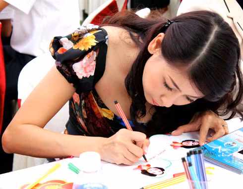 Các nghệ sỹ thiết kế và viết lời chúc lên 2013 tấm thiệp xuân gửi đến các chiến sĩ ngoài đảo xa
