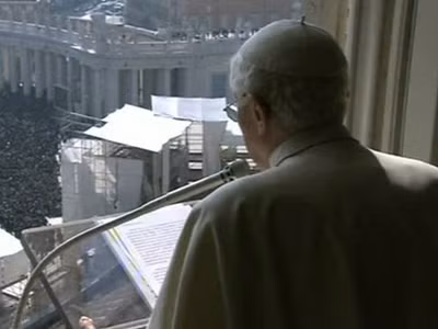Giáo hoàng Benedict XVI trong buổi cầu nguyện cuối cùng. Ảnh: BBCa