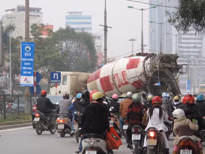 Mỗi lần quay đầu những chiếc xe bồn này là thủ phạm gây ùn tắc Ảnh: Ng.Tú