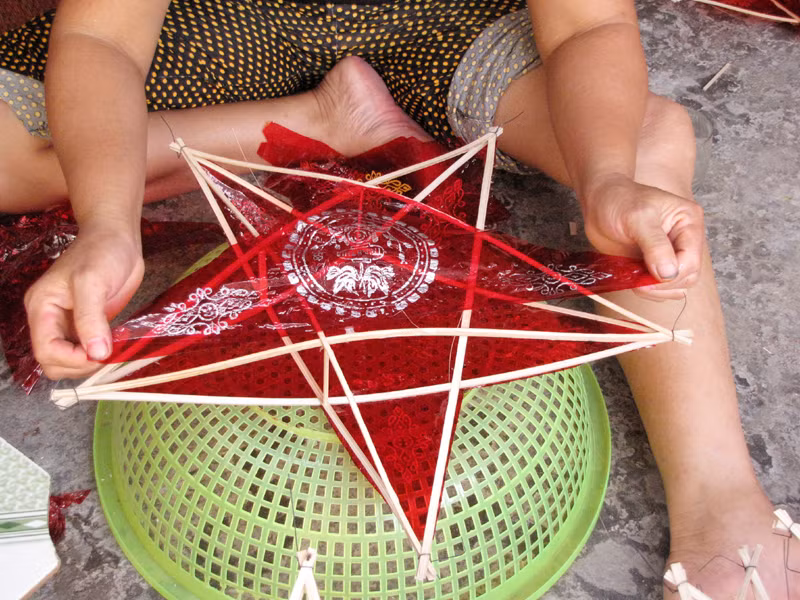 Cẩn thận dán giấy bóng trang trí cho đèn