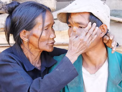 Bà Thiệu dỗ dành Thuồi trong cơn rên la vì sợ “ma rừng” bắt
