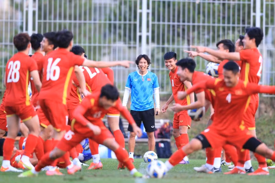 HLV Gong luôn có những "chiêu bài" tâm lý để tạo hưng phấn cho học trò HLV Gong luôn có những "chiêu bài" tâm lý để tạo hưng phấn cho học trò