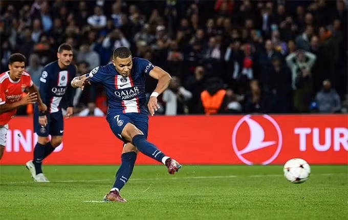 Mbappe thực hiện cú đá penalty mở điểm cho PSG Mbappe thực hiện cú đá penalty mở điểm cho PSG