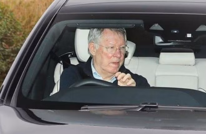 Sir Alex lái xe tới sân tập Carrington vào hôm qua Sir Alex lái xe tới sân tập Carrington vào hôm qua