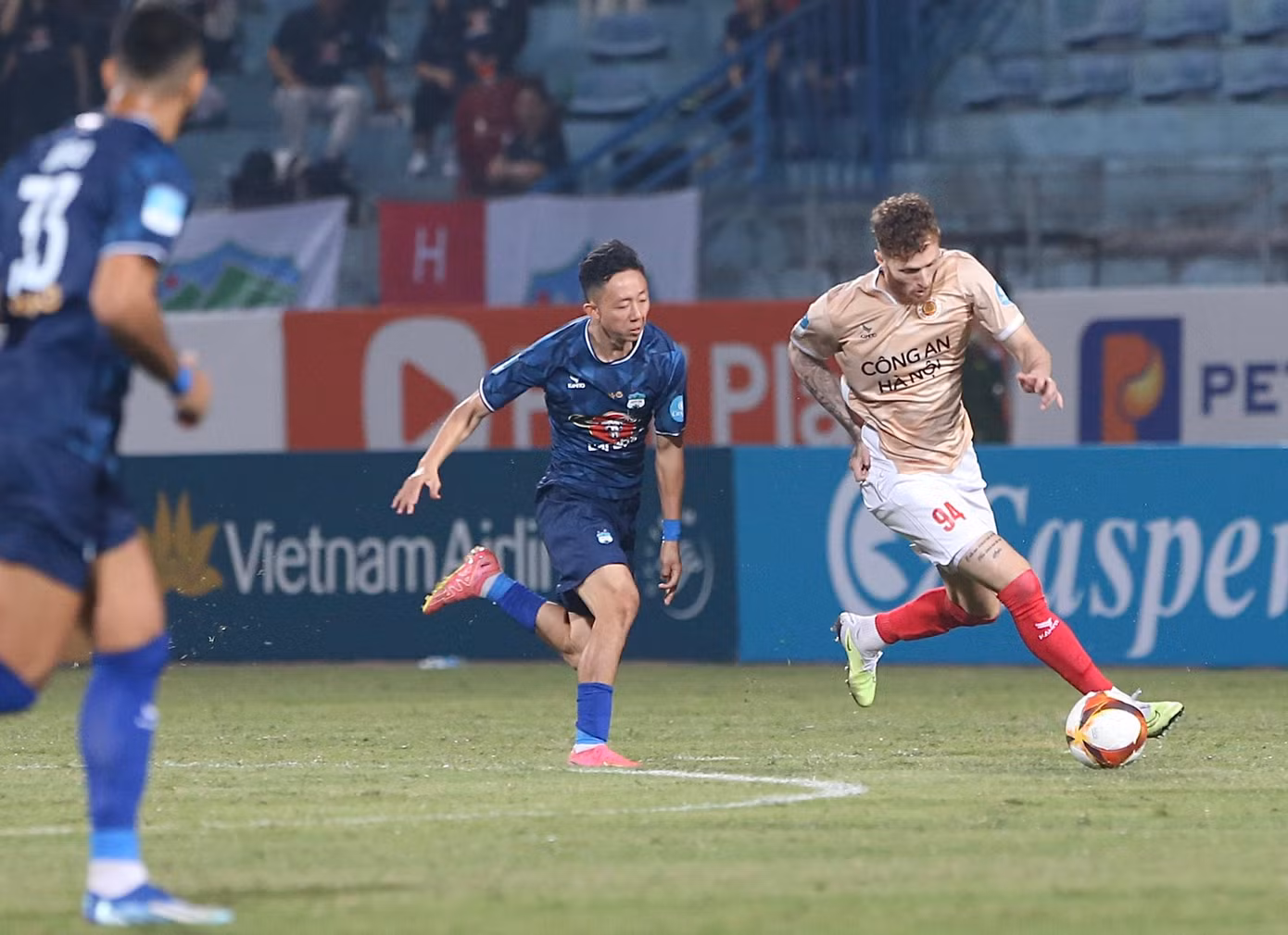 Ngược dòng hạ HAGL 2-1, CAHN hẹn đấu Thể Công Viettel tại vòng 16 đội ảnh 10 Ngược dòng hạ HAGL 2-1, CAHN hẹn đấu Thể Công Viettel tại vòng 16 đội ảnh 10