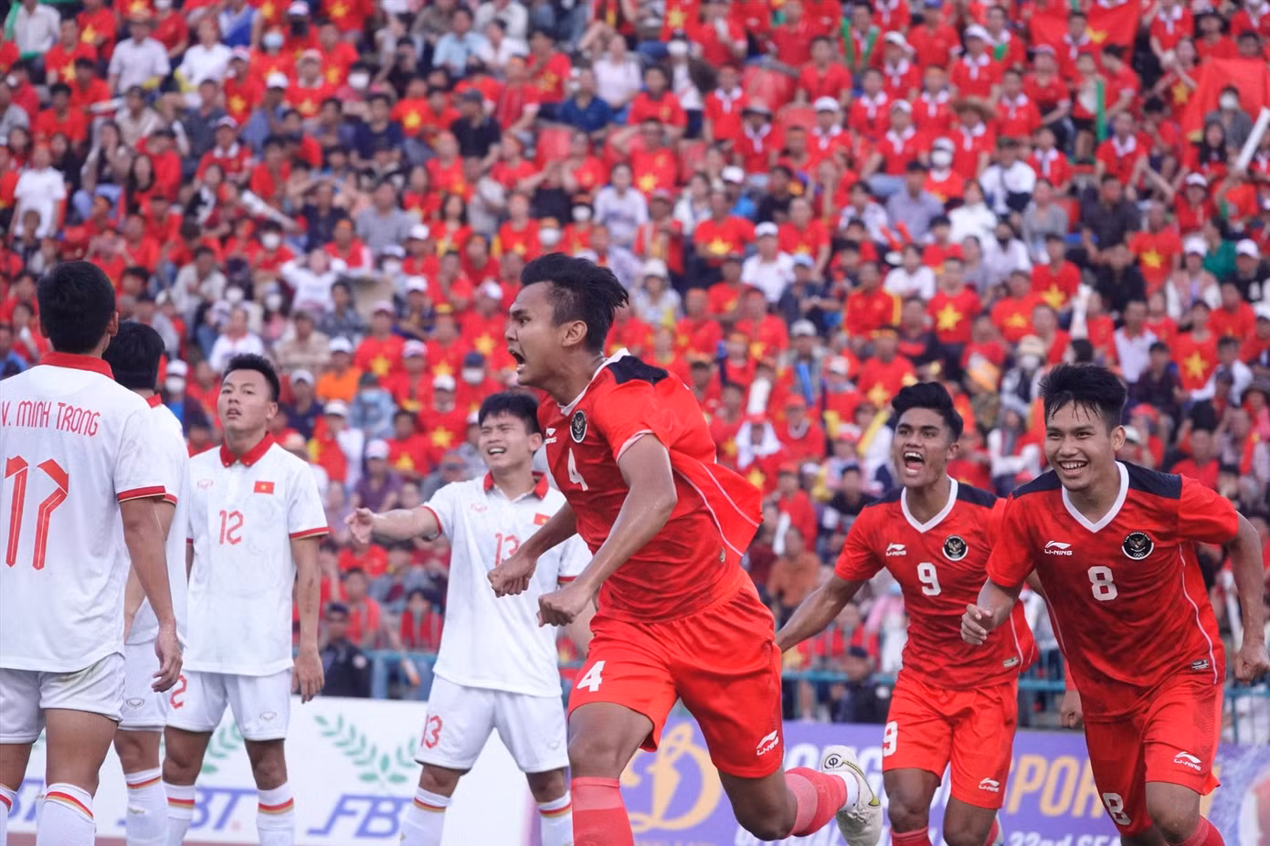 Komang Teguh ăn mừng sau khi ghi bàn vào lưới U22 Việt Nam tại SEA Games 32