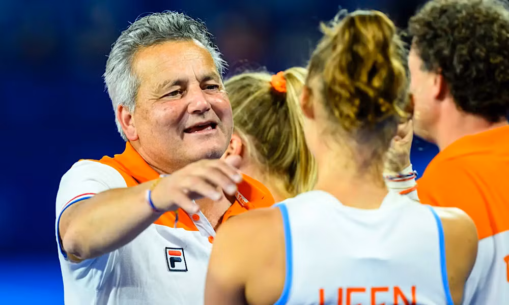 HLV Paul van Ass huấn luyện đội tuyển hockey nữ và nam của Hà Lan