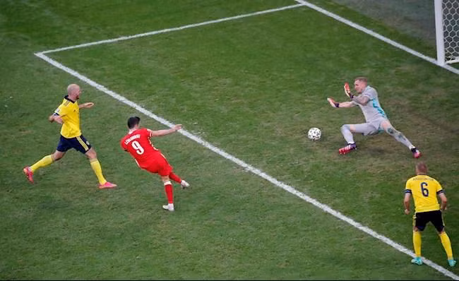 Lewandowski từng ghi bàn vào lưới Thụy Điển