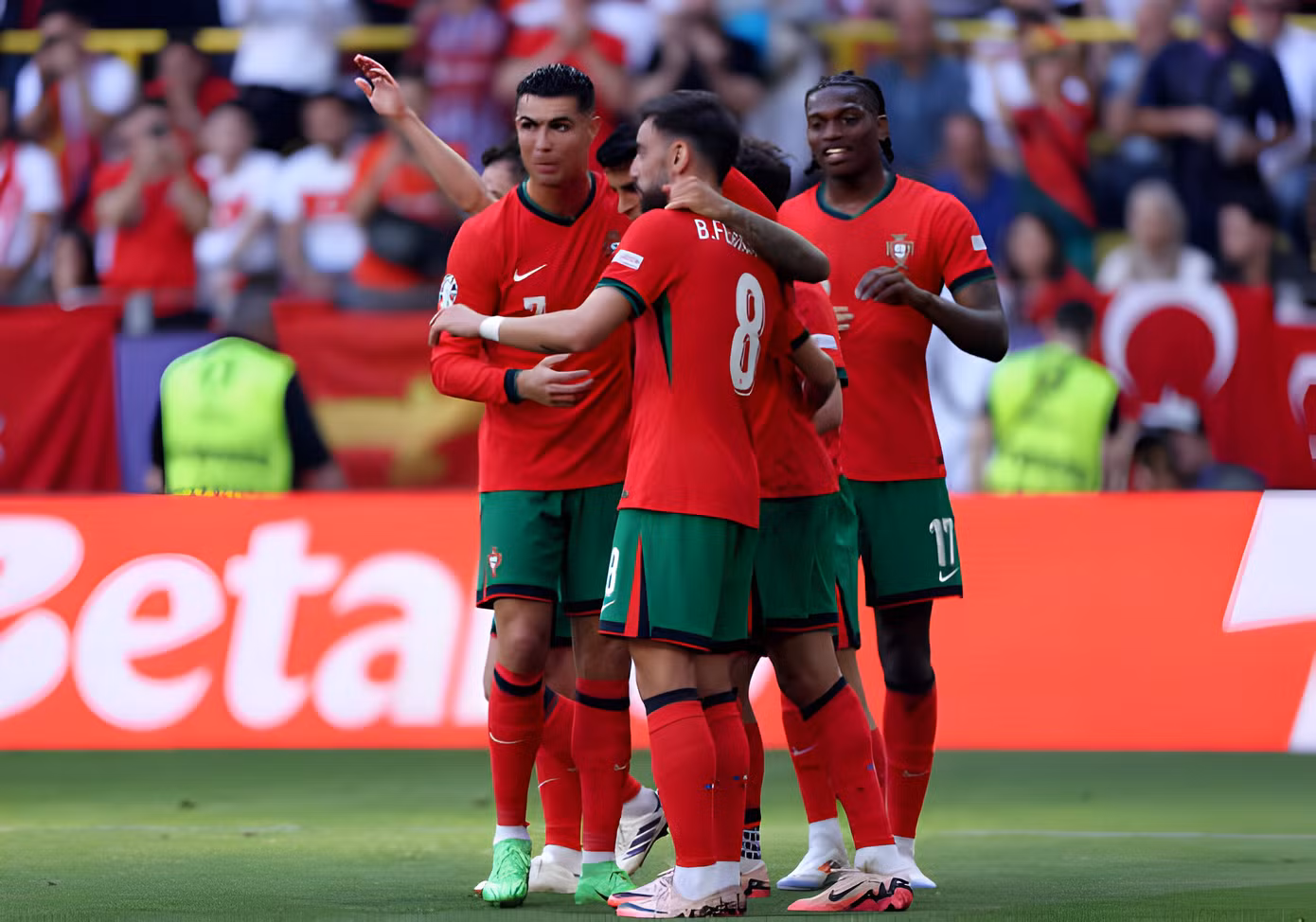 Thắng dễ Thổ Nhĩ Kỳ, Ronaldo và đồng đội lấy vé sớm vào vòng knock-out Euro 2024 ảnh 12