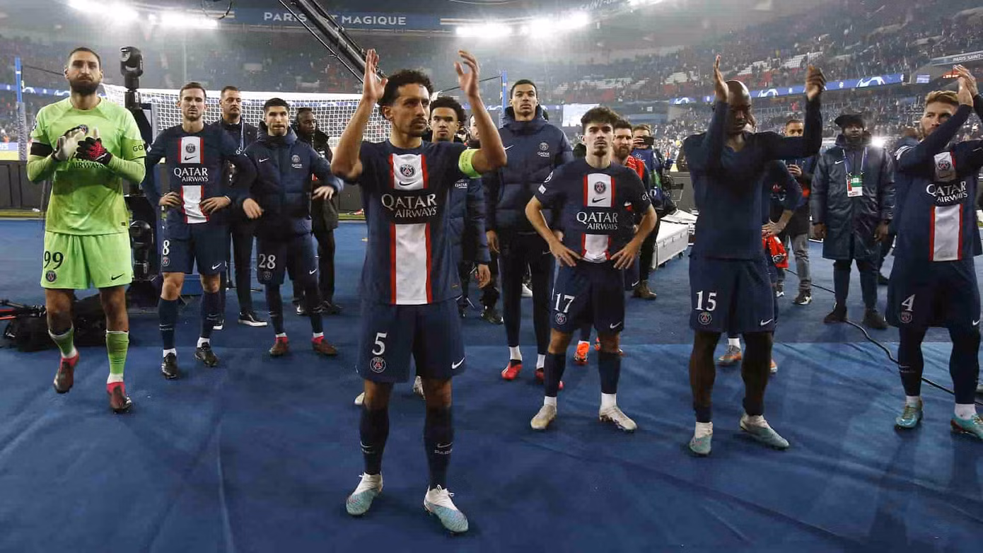 Các thành viên PSG ra xin lỗi NHM sau trận thua Bayern