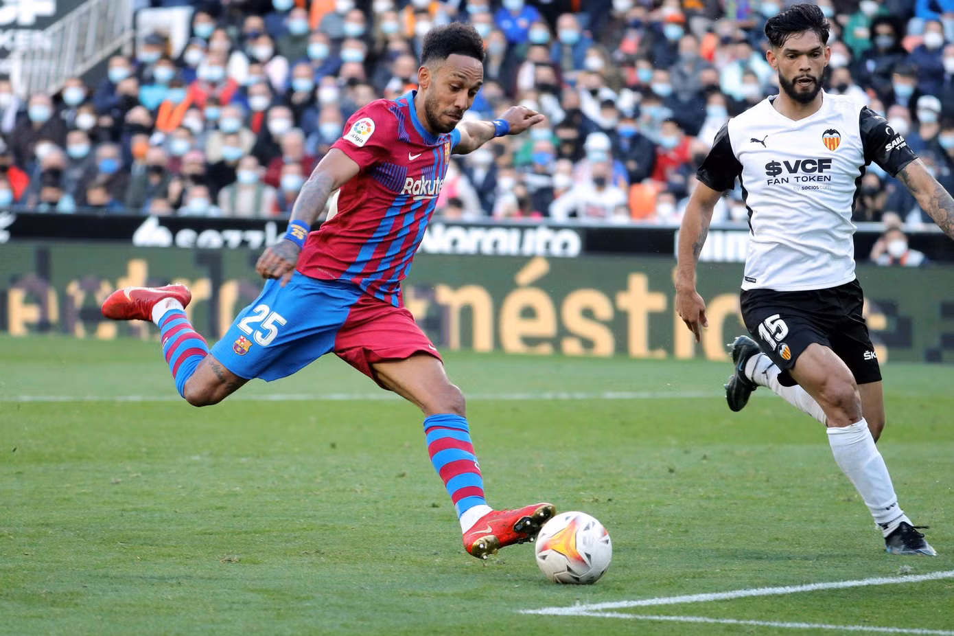 Aubameyang đang ghi 9 bàn tại La Liga mùa này, trở thành chân sút số 2 của Barca